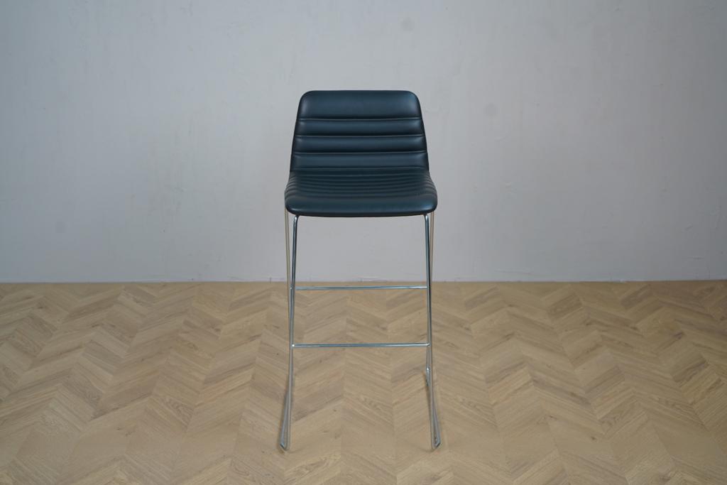 Frontvisning af Paustian Spinal Chair 44 – sort højstol med sædehøjde på 76 cm, designet af Paul Leroy